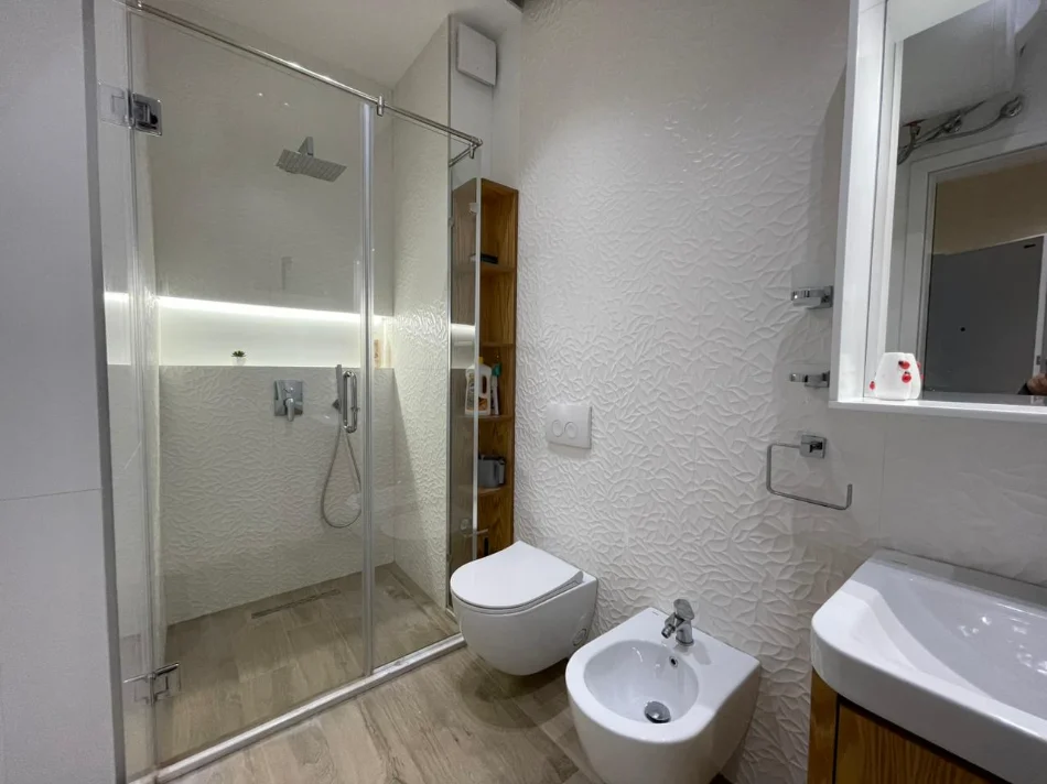Tirane, jepet me qera apartament 1+1 Kati 9, 70 m² 650 € (Kompleksi Kontakt)