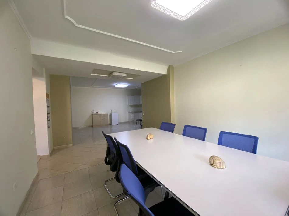 Tirane, jepet me qera ambjent biznesi Kati 2, 112 m² 1.500 € (Garda)