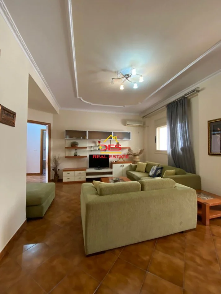Vlore, jepet me qera apartament 2+1+Ballkon Kati 7, 120 m² 400 € (Rruga Sadik Zotaj)