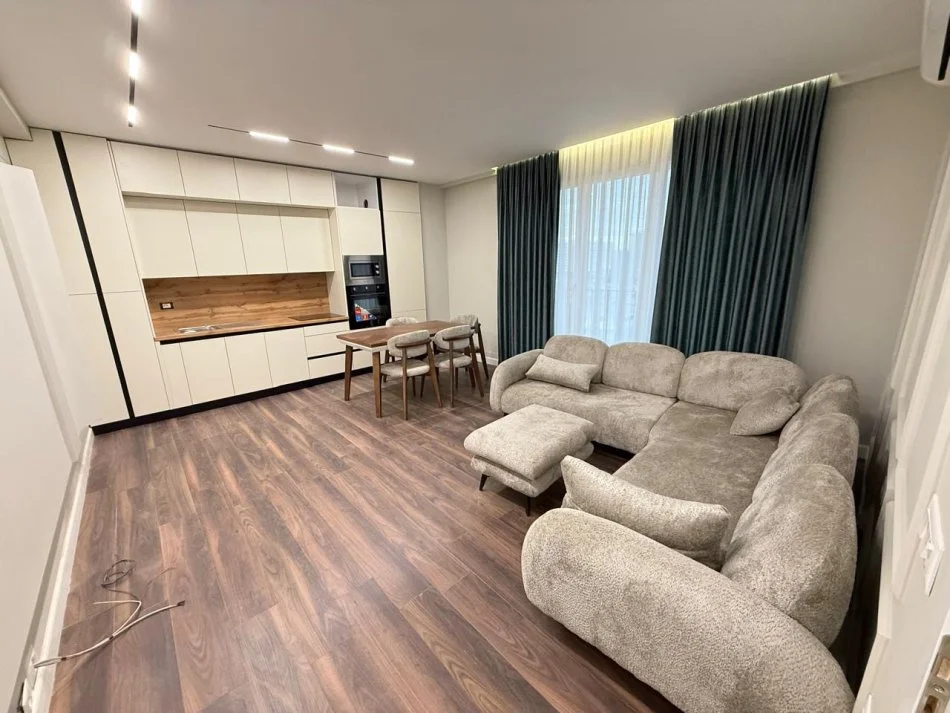 Tirane, jepet me qera apartament 1+1 Kati 4, 65 m² 650 € (Simon gjoni)