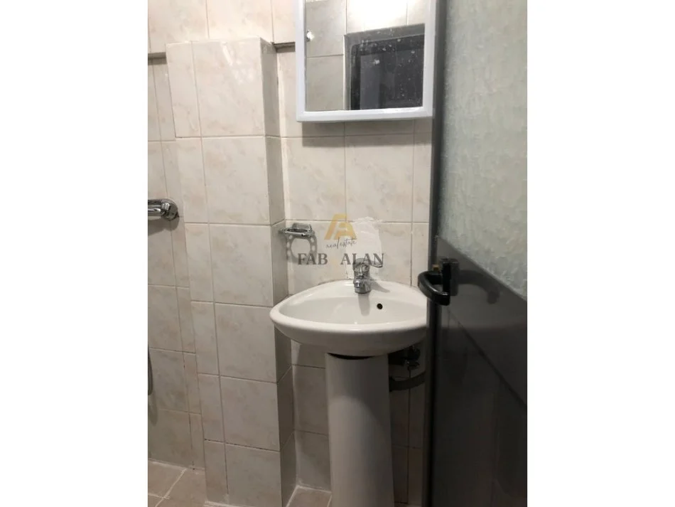 Tirane, jepet me qera apartament 1+1 Kati 1, 450 € (Medreseja)