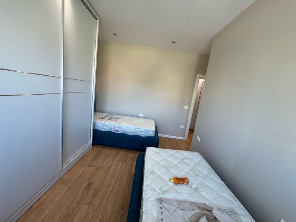 Tirane, jepet me qera apartament 2+1 Kati 1, 100 m² 750 € (ish fusha e aviacionit)
