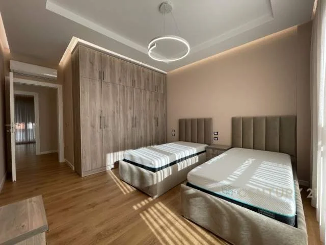 Tirane, jepet me qera apartament 3+1+BLK Kati 2, 165 m² 1.600 Euro (Liqeni i Thate)