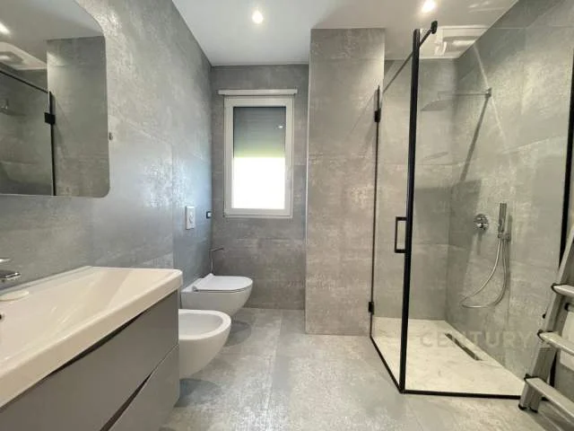 Tirane, jepet me qera apartament 3+1+BLK Kati 2, 165 m² 1.600 Euro (Liqeni i Thate)