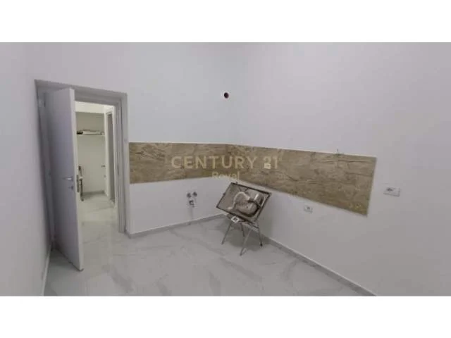 Tirane, jepet me qera apartament 2+1 Kati 4, 76 m² 650 Euro (Shallvaret)