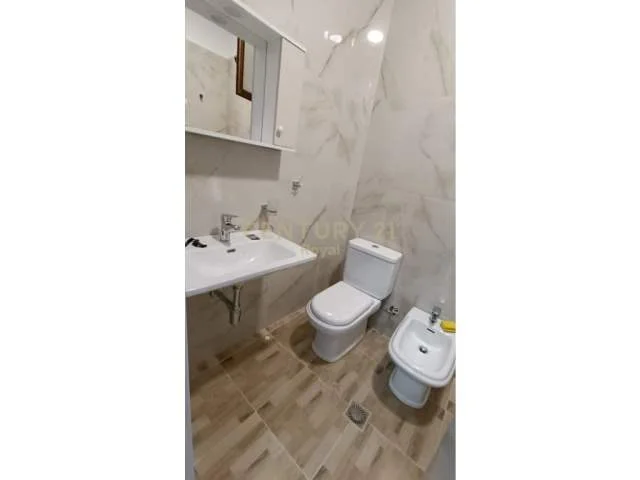 Tirane, jepet me qera apartament 2+1 Kati 4, 76 m² 650 Euro (Shallvaret)