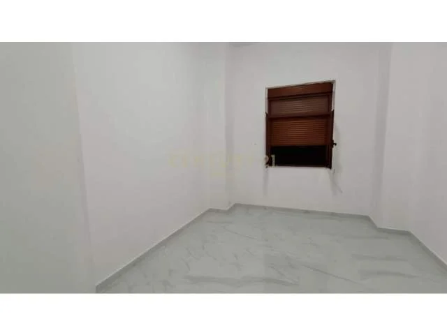 Tirane, jepet me qera apartament 2+1 Kati 4, 76 m² 650 Euro (Shallvaret)