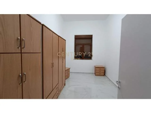 Tirane, jepet me qera apartament 2+1 Kati 4, 76 m² 650 Euro (Shallvaret)