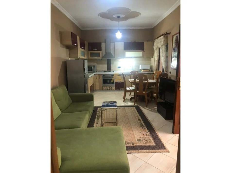 Tirane, jepet me qera apartament 1+1 Kati 1, 450 € (Medreseja)