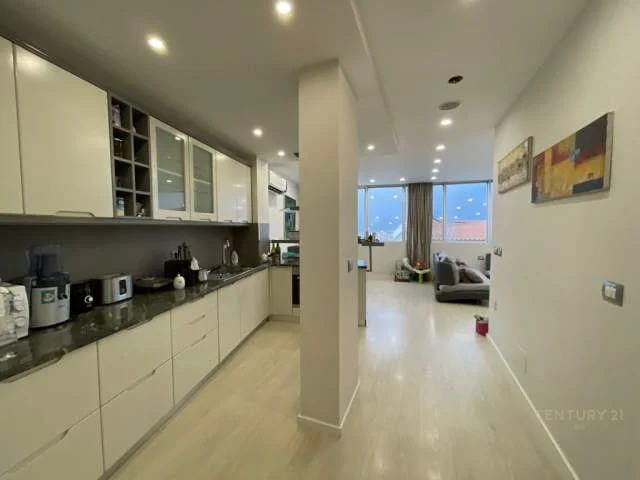 Tirane, shitet apartament 80 m² 165.000 Euro