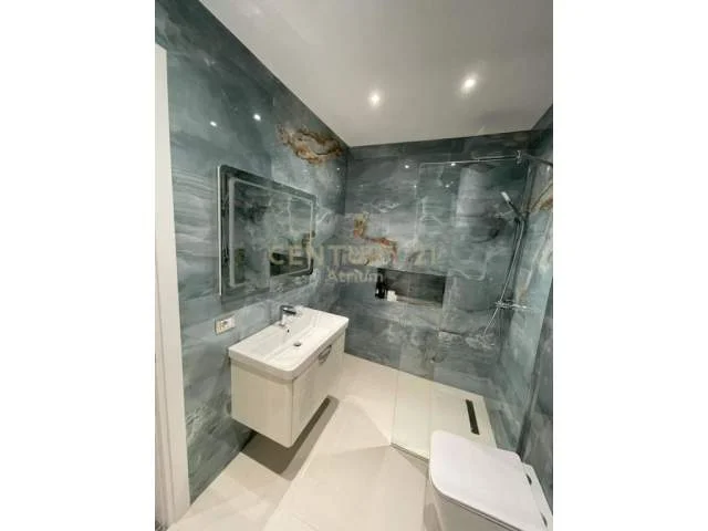 Tirane, jepet me qera apartament 2+1+BLK 102 m² 900 Euro (barrikadave)