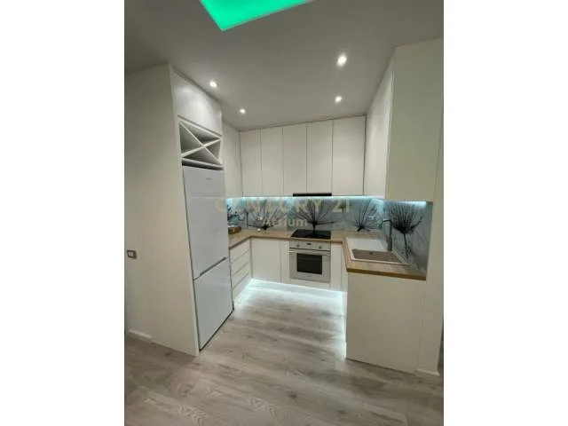 Tirane, jepet me qera apartament 2+1+BLK 102 m² 900 Euro (barrikadave)