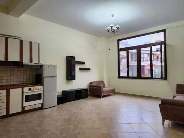 Tirane, jepet me qera apartament 120 m² 900 Euro (liqeni)
