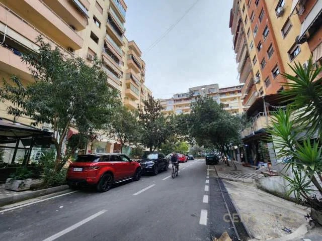 Tirane, jepet me qera apartament 80 m² 500 Euro (komuna parisit)