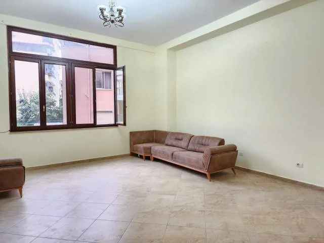 Tirane, jepet me qera apartament 80 m² 500 Euro (komuna parisit)