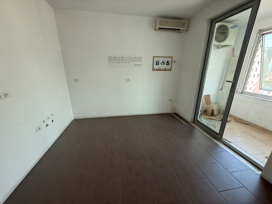 Tirane, jepet me qera zyre Kati 6, 116 m² 700 € (Zogu i Zi)