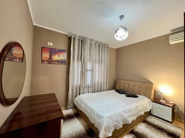 Tirane, jepet me qera apartament 2+1+BLK Kati 4, 100 m² 650 Euro (komuna parisit)