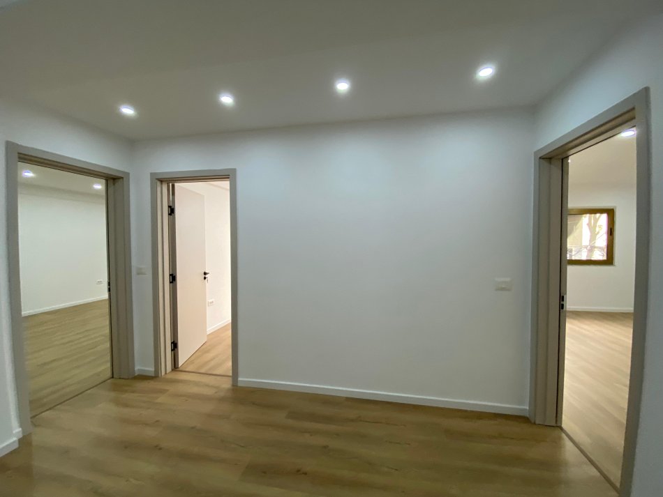 Tirane, jepet me qera zyre Kati 1, 125 m² 1.200 € (BLLOK)