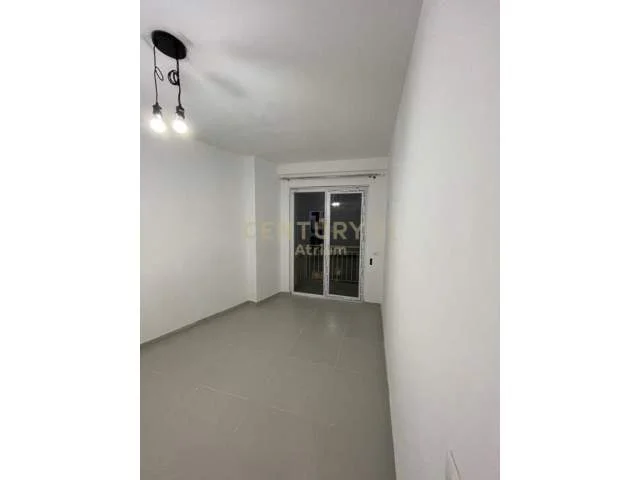 Tirane, jepet me qera apartament 92 m² 600 Euro (barrikadave)