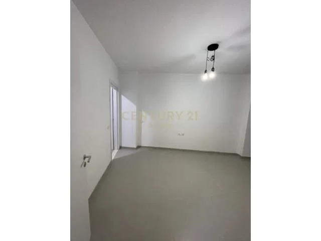Tirane, jepet me qera apartament 92 m² 600 Euro (barrikadave)