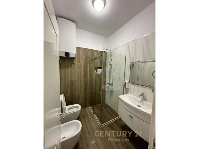 Tirane, jepet me qera apartament 2+1 90 m² 500 Euro (liqeni)