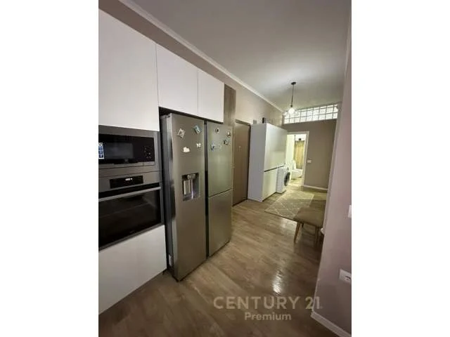 Tirane, jepet me qera apartament 2+1 90 m² 500 Euro (liqeni)