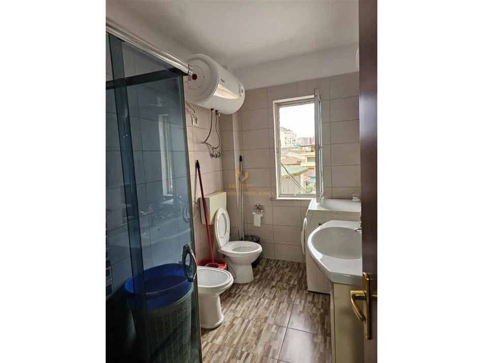 Tirane, jepet me qera apartament 1+1 Kati 5, 75 m² 500 € (myslym shyr)