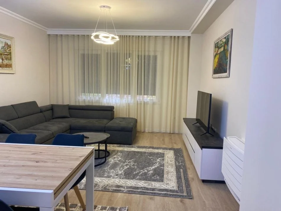 Tirane, jepet me qera apartament 2+1 Kati 2, 120 m² 1.300 € (Pazari i ri)