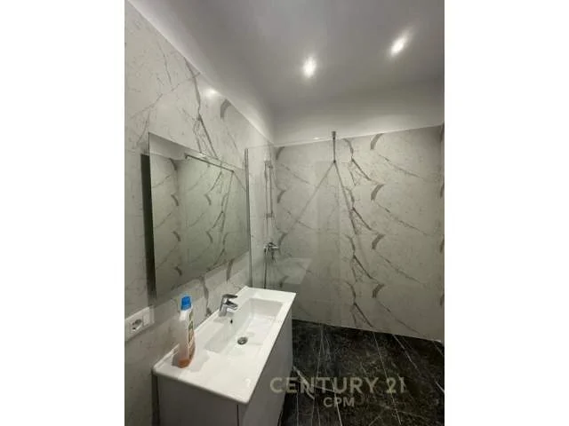 Tirane, jepet me qera apartament 900 m² 900 Euro (rruga e kavajes)