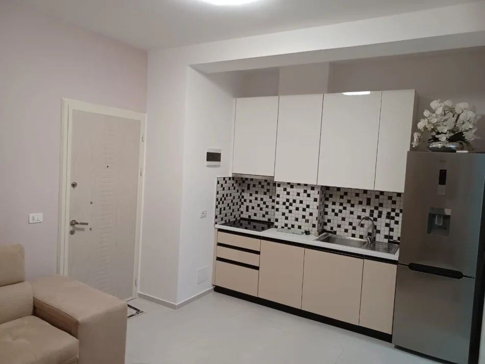 Tirane, jepet me qera garsonier 1+1 Kati 1, 400 € (2-palmat Astir)