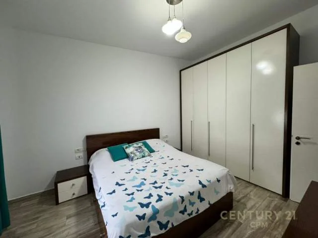 Tirane, jepet me qera apartament 63 m² 800 Euro (pallatet agimi)