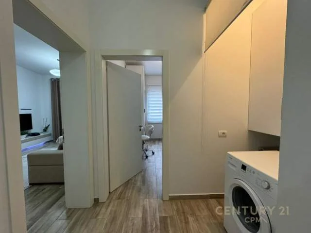 Tirane, jepet me qera apartament 63 m² 800 Euro (pallatet agimi)