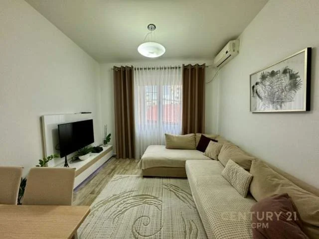 Tirane, jepet me qera apartament 63 m² 800 Euro (pallatet agimi)
