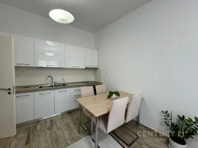 Tirane, jepet me qera apartament 63 m² 800 Euro (pallatet agimi)