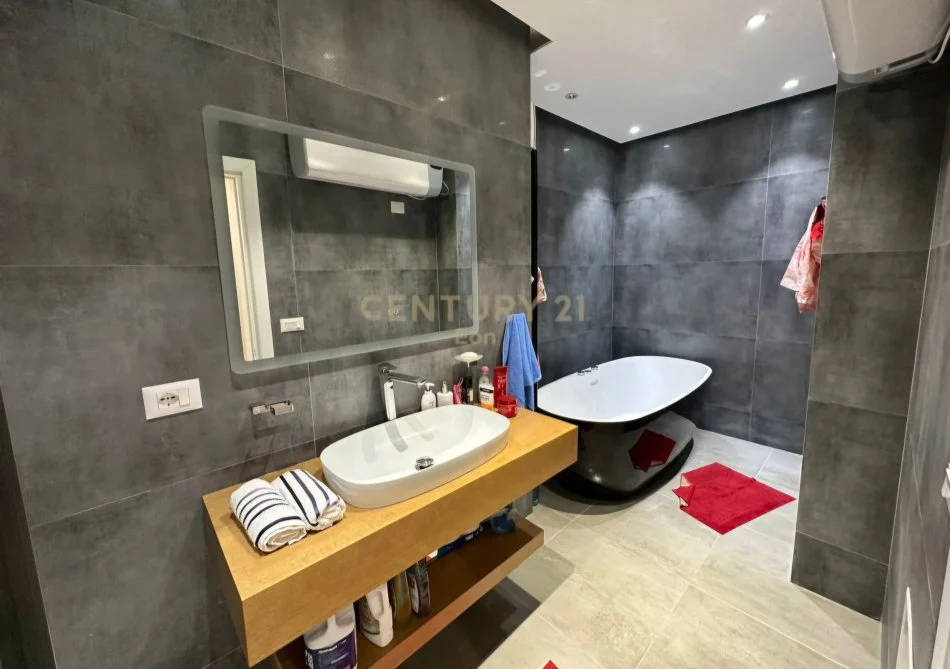 Durres, shitet apartament 2+1 Kati 19, 131 m² 394.500 € (VOLLGA)