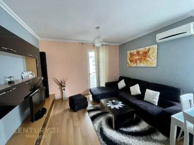 Tirane, jepet me qera 91 m² 500 Euro (yzberisht)