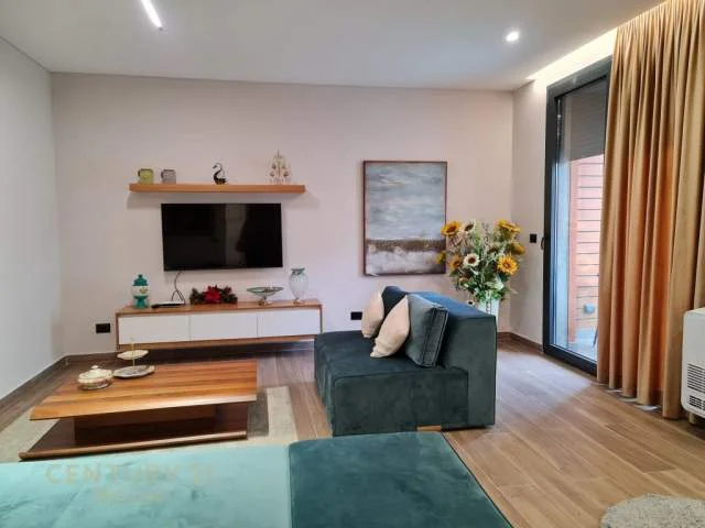 Tirane, jepet me qera apartament 1+1+A 75 m² 800 Euro (teg)