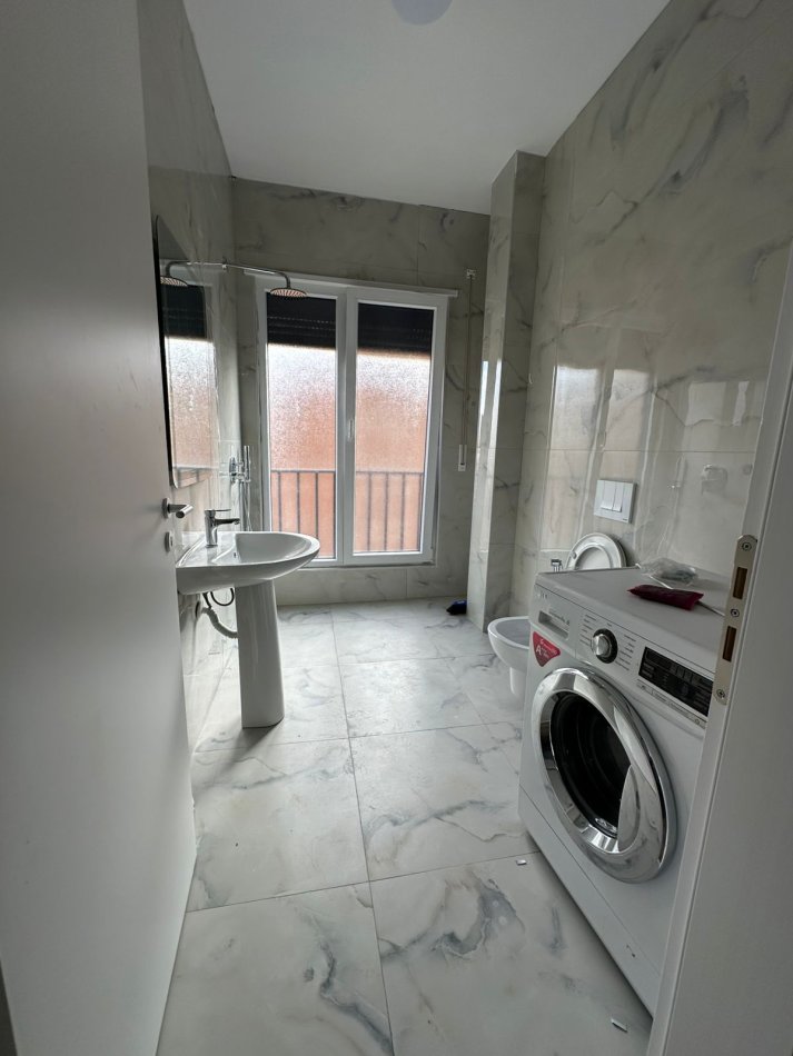 Tirane, jepet me qera apartament 1+1 Kati 3, 600 € (Shkolla kuqe)