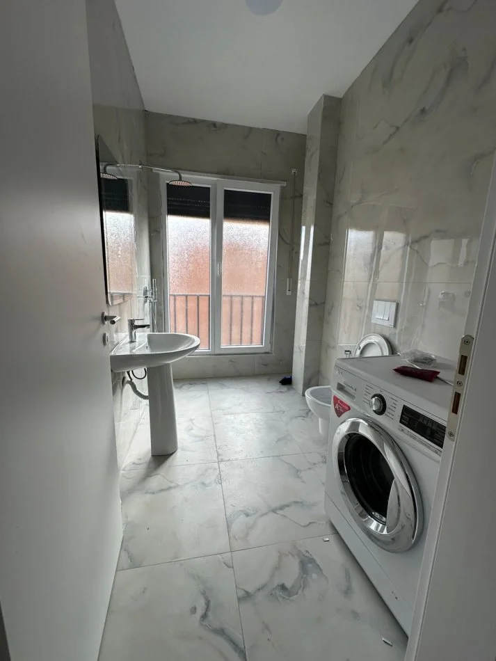 Tirane, jepet me qera apartament 1+1 Kati 3, 600 € (Shkolla kuqe)