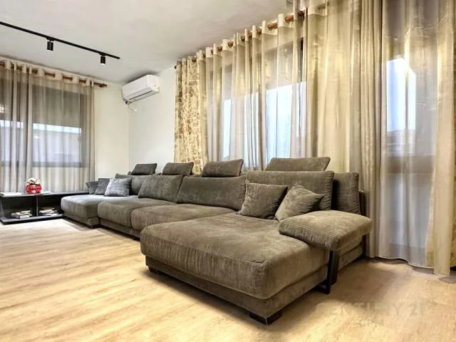Tirane, jepet me qera apartament 155 m² 800 Euro (pazari i ri)