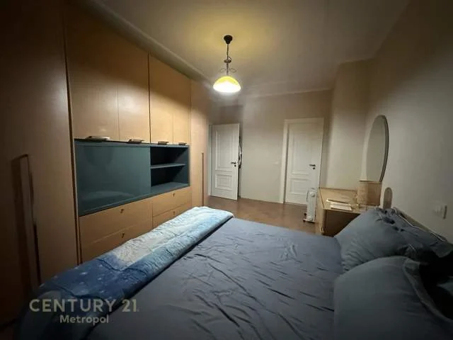 Tirane, jepet me qera apartament 2+1+BLK 120 m² 700 Euro