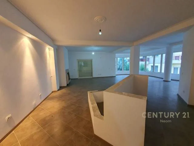 Tirane, shitet Vile 3 Katshe Kati 3, 517 m² 670.000 Euro (Kopshti Zoologjik)