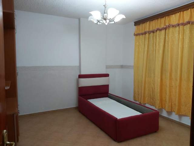 Tirane, jepet me qera apartament 2+1 Kati 4, 80 m² 400 Euro (prane pallateve te Arabit)
