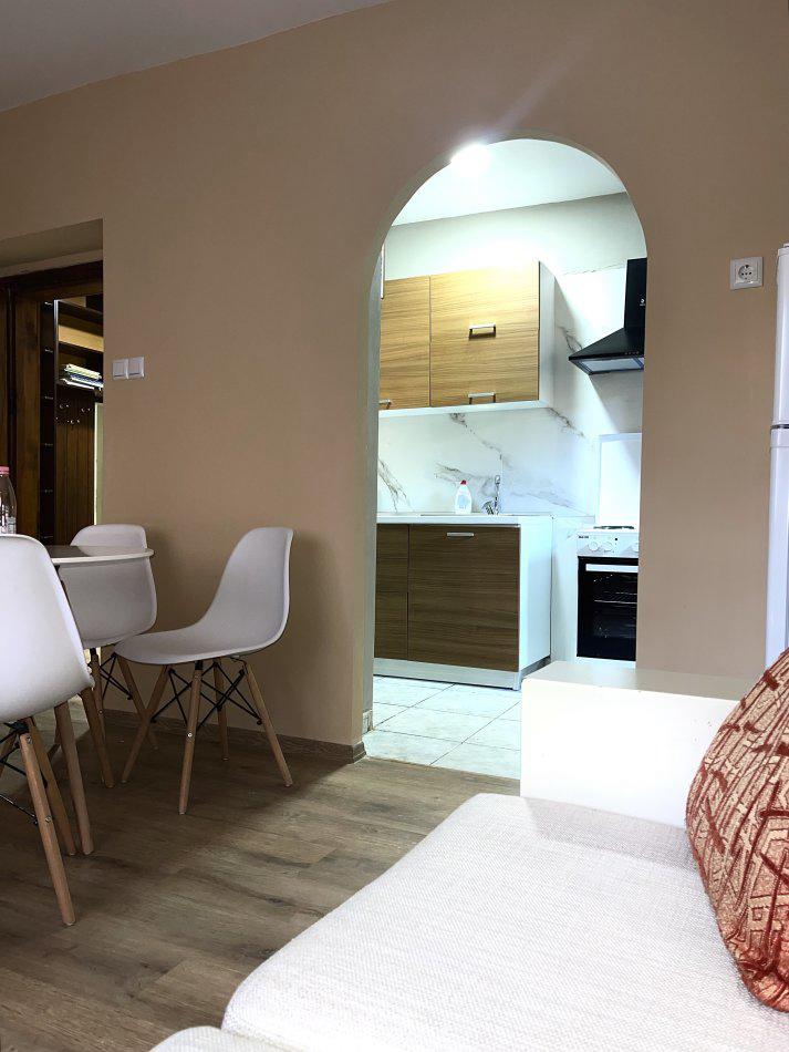 Tirane, jepet me qera apartament 2+1+Ballkon Kati 3, 80 m² 600 € (Ish Parku i Autobuzave)