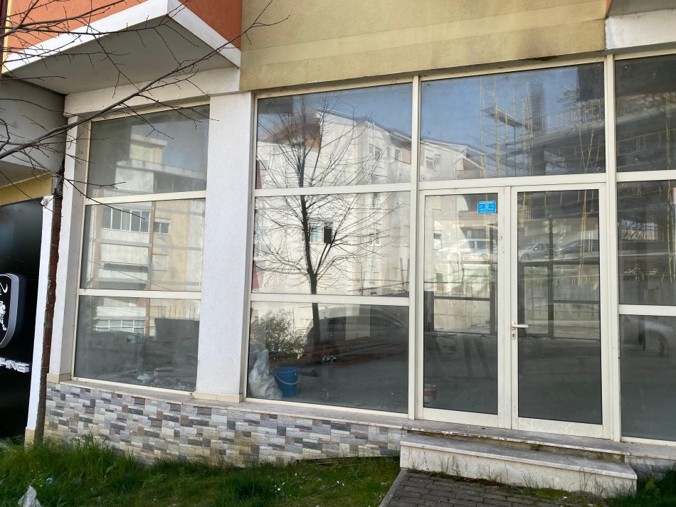 Disponojmë Ambient Biznesi, për Shitje.
Ambienti ndodhet në Rrugën e "ULLISHTES", Liqeni I Thate, Tiranë.