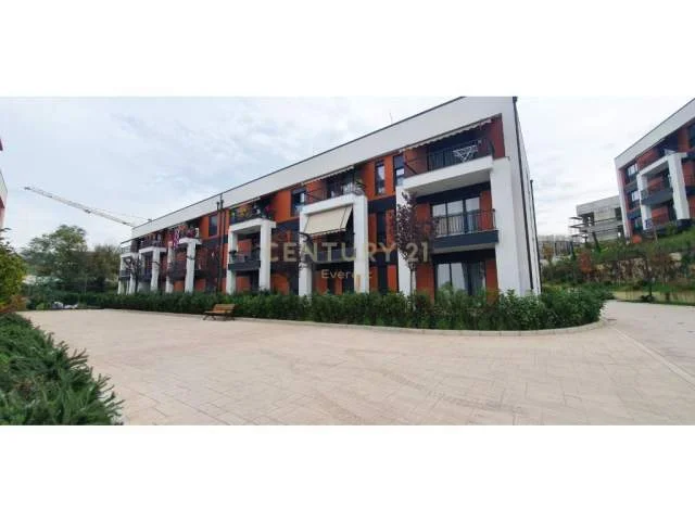 Tirane, jepet me qera apartament 132 m² 1.300 Euro (liqeni)