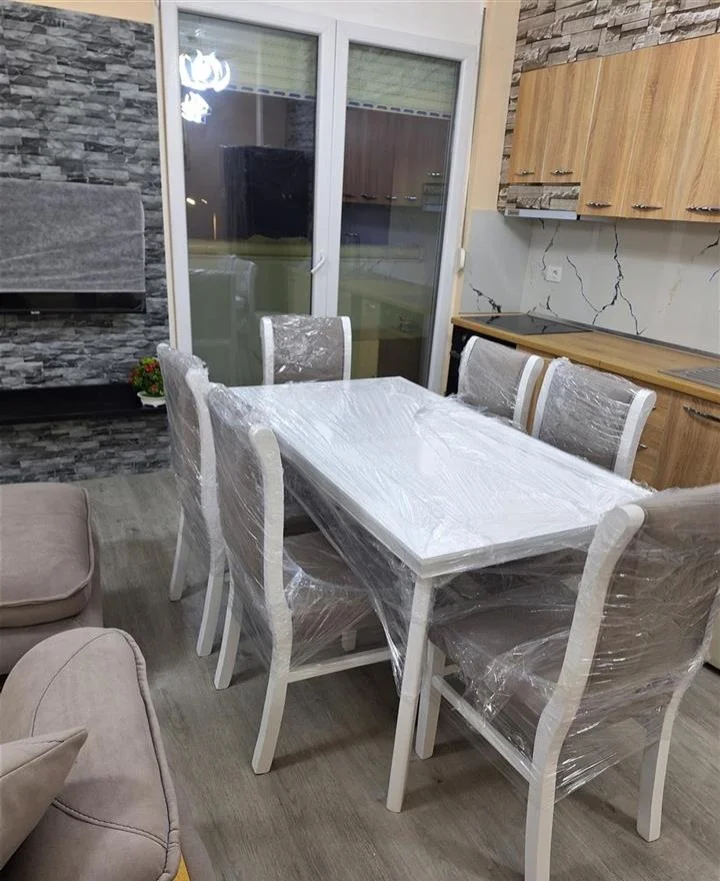 Tirane, jepet me qera apartament 2+1+Ballkon Kati 2, 120 m² 500 € (rruga 5 Maj)