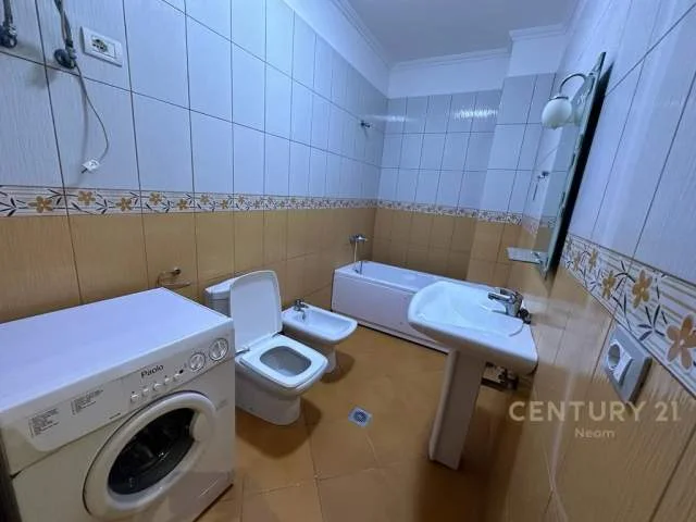 Tirane, jepet me qera apartament 2+1 101 m² 600 Euro (liqeni)