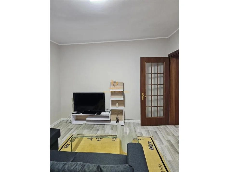 Tirane, jepet me qera apartament 1+1 Kati 5, 75 m² 500 € (myslym shyr)