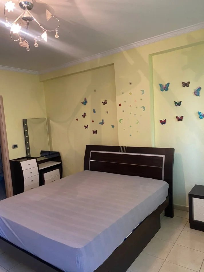 Tirane, jepet me qera apartament 2+1+Ballkon Kati 2, 100 m² 400 € (YZBERISHT)